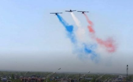 9 мая 2020 г, г. Уфа, французский сине-бело-красный триколор на воздушном параде