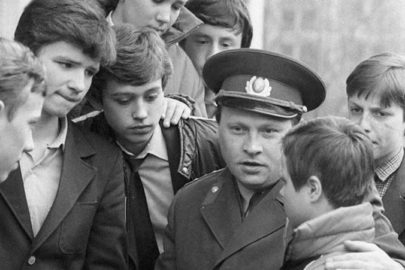 Советский милиционер-участковый с детьми (фото из открытых источников)