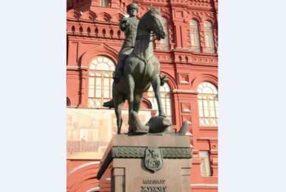 Бронзовый старый монумент маршалу Жукову