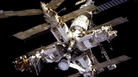 Космическая станция "МИР" (фото из открытых источников)