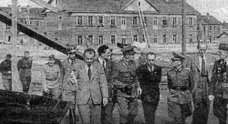 Финские военные демонстрируют концлагерь в Петрозаводске своим союзникам из фашистской Германии, 1942 год (иллюстрация из открытых источников)