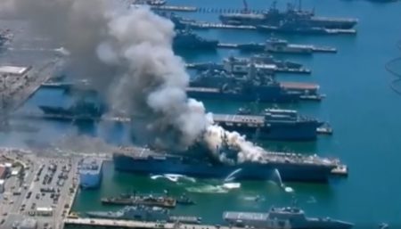 Пожар на военном корабле США