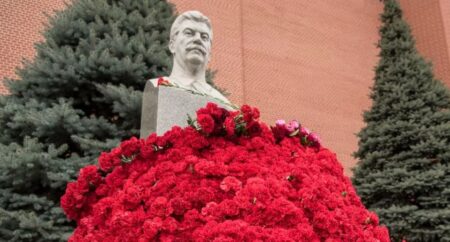 Бюст Сталина у Кремлёвской стены (иллюстрация из открытых источников)