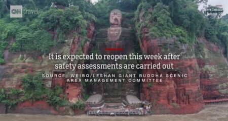 Паводковые воды достигли ног знаменитой гигантской статуи Будды 