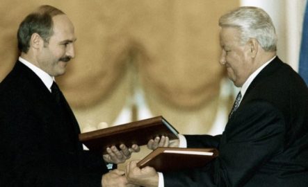 Президент Беларуси Александр Лукашенко (слева) и президент России Борис Ельцин (справа) во время подписания Договора о создании Союзного государства России и Беларуси. 8 декабря 1999 года.