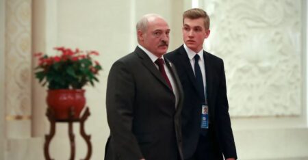 Александр Лукашенко с сыном Николаем (иллюстрация из открытых источников)