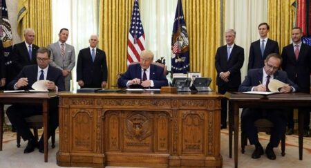 Александр Вучич (слева), Дональд Трамп и Абдулла Хоти подписывают документ в Вашингтоне (фото AP)