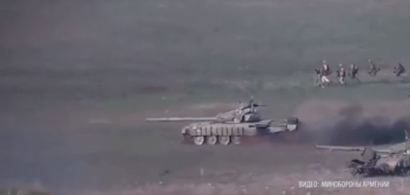 Иллюстрация - стоп-кадр видео с места конфликта в Нагорном Карабахе, источник Минобороны Армении
