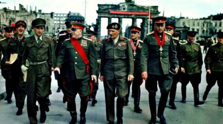 Мы победили, Берлин, май 1945 года, в центре Маршал Советского Союза Георгий Жуков (иллюстрация из открытых источников)