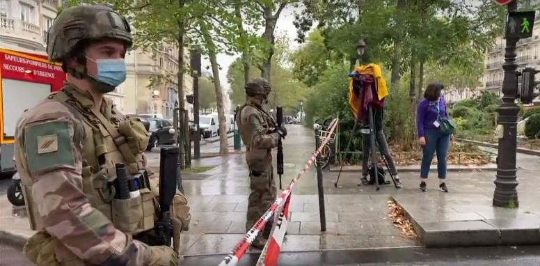Оцепление на месте теракта в Париже 25 сентября 2020 г (иллюстрация - стоп-кадр видео)