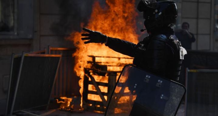 Полицейский на фоне пожара, устроенного протестующими, 12 сентября 2020 г, Париж (иллюстрация из открытых источников)