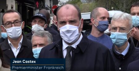 Премьер-министр Франции Жан Кастекс на месте теракта в Париже 25 сентября 2020 года (иллюстрация - стоп-кадр видео)