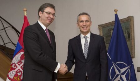 Президент Сербии Вучич и генеральный секретарь НАТО Столтенберг (иллюстрация из открытых источников)