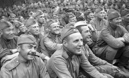 Солдаты смотрят выступление фронтовой концертной бригады (иллюстрация из открытых источников)
