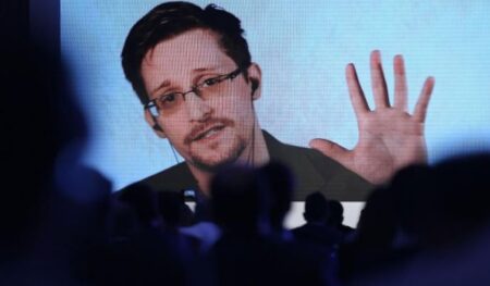 Эдвард Сноуден (иллюстрация - стоп-кадр видеоконференции Сноудена для журналистов)