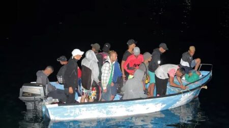 Лодка с мигрантами приближается к острову Лампедуза, Италия, 24 июля 2020 г. МАУРО БУКАРЕЛЛО фото REUTERS