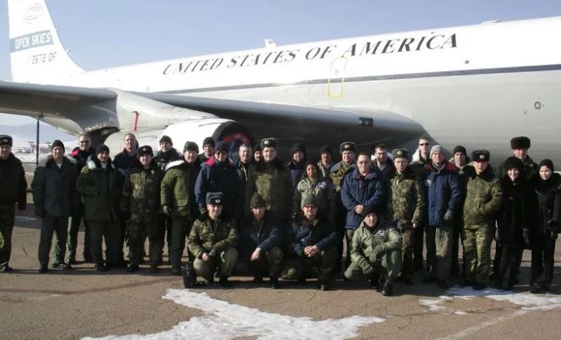 Экипажи России и США совместно работавшие в рамках Договора по открытому небу (иллюстрация из открытых источников)