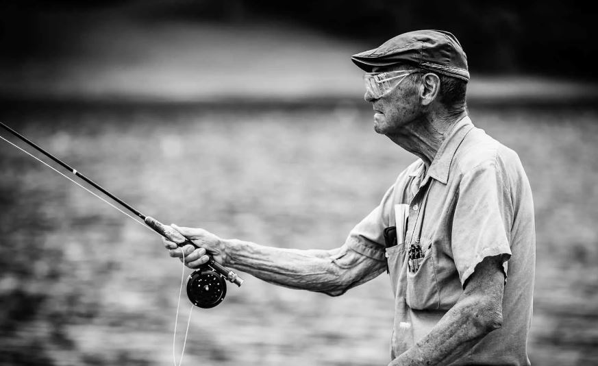 Пенсионер на рыбалке (иллюстрация из открытых источников)
