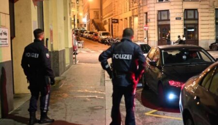 Полицейские проверяют машины на месте происшествия в Вене (иллюстрация - фото CNN)