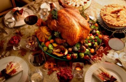 Праздничный стол с индейкой в День благодарения (иллюстрация из открытых источников)