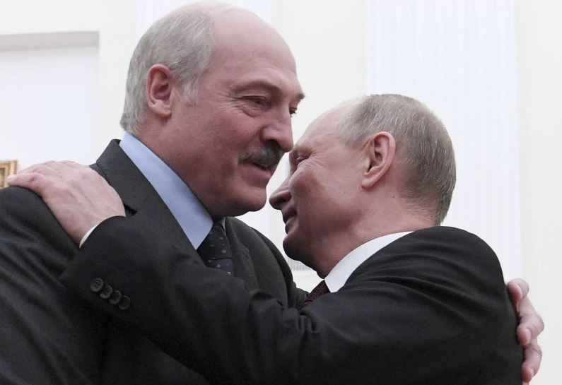 Путин обнимает Лукашенко (иллюстрация из открытых источников)