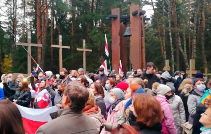 Участники воскресной акции белорусской оппозиции в урочище Куропаты (иллюстрация - фото ТАСС)