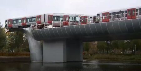 Вагон метро завис на скульптуре "Китовые хвосты". Роттердам (скриншот с видео)