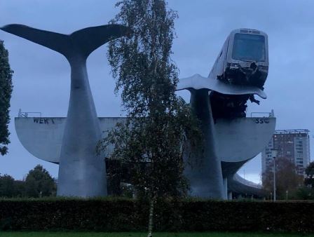 Зависший вагон метро на скульптуре "Китовые хвосты". Роттердам (иллюстрация из открытых источников)