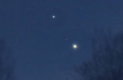 Барнаульский фотограф, который ведет в Instagram аккаунт под ником @grad.i.ent, опубликовал снимки сближения Юпитера и Сатурна в ночном небе над Барнаулом.