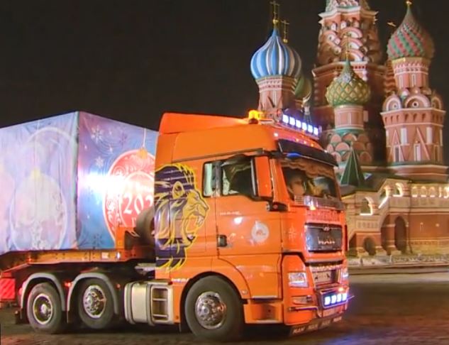 Дед Мороз привёз в Кремль новогоднюю ёлку-2021 (скриншот видео)