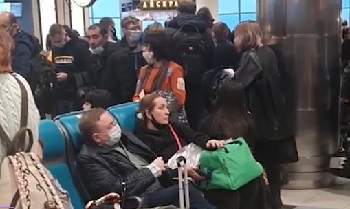 Московские аэропорты в новогоднюю ночь переполнены пассажирами из-за массовой отмены рейсов