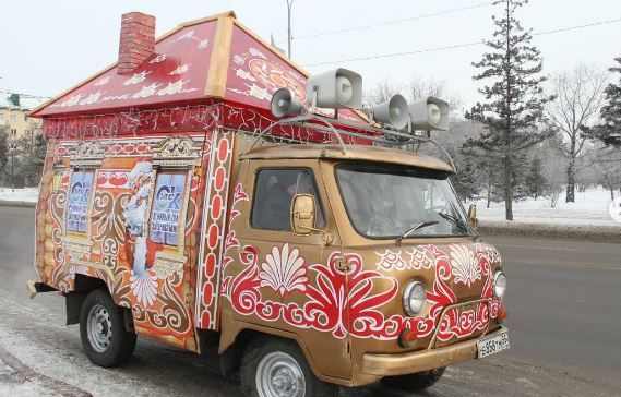Омск. Передвижная изба Деда Мороза (иллюстрация из открытых источников)