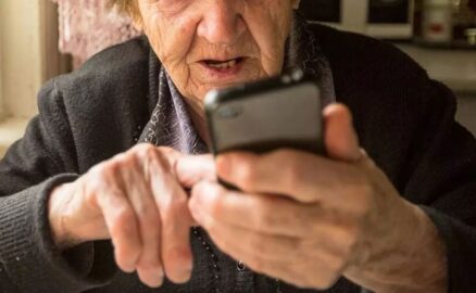 Пенсионерка набирает номер на смартфоне (иллюстрация из открытых источников)