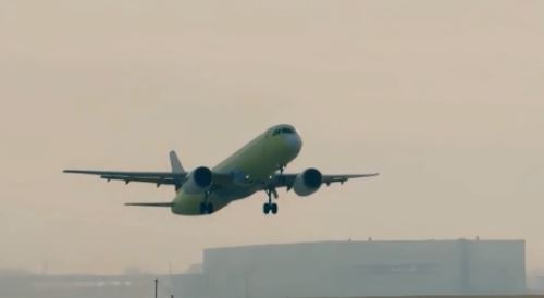 Самолёт МС-21 в полёте (скриншот видео)