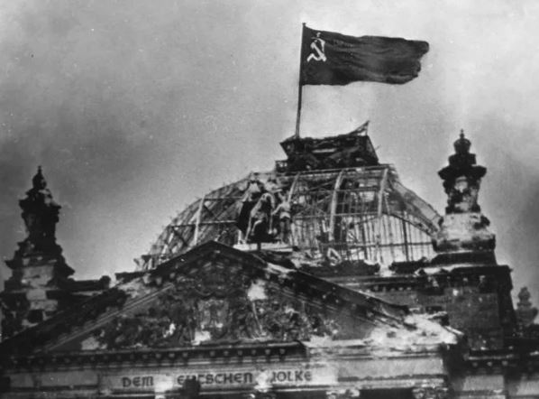 Красное знамя над Рейхстагом. Берлин. Май 1945 года. (иллюстрация из открытых источников)