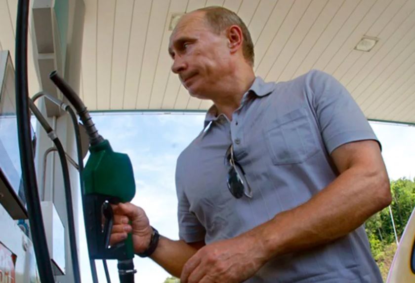 Путин на АЗС (иллюстрация из открытых источников)