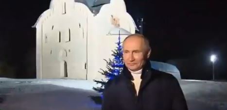 В. Путин около храма Николая Чудотворца на острове Липно Новгородской области (скриншот видео)