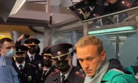 Задержание Навального в аэропорту Шереметьево (стоп-кадр прямого эфира из терминала Шереметьево)