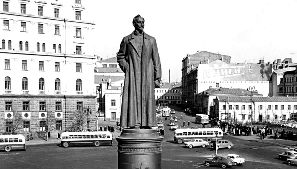 Памятник Дзержинскому на Лубянской площади (иллюстрация из открытых источников)