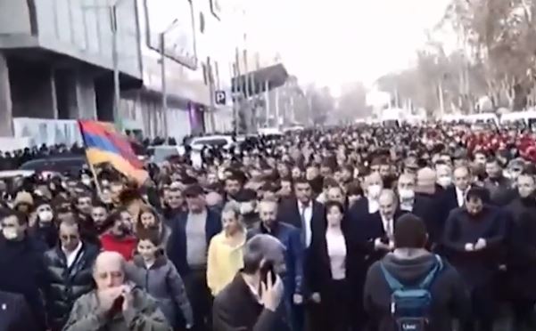 Политический кризис в Армении. Генщтаб потребовал отставки премьер-министра Н. Пашиняна (стоп-кадр видео)