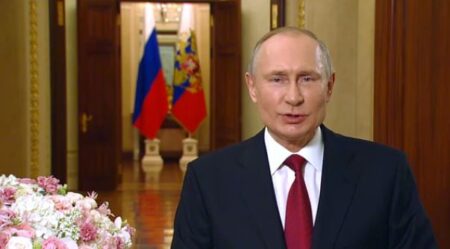 Путин поздравил женщин Международным женским днём 8 марта (скриншот видео с сайта Кремля)