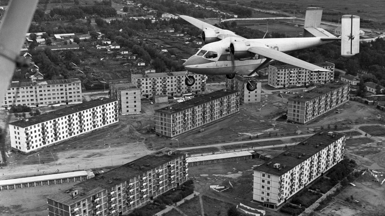 Самолет Ан-14 Пчелка над городскими кварталами Арсеньева (Приморский край), 1971 год, фотохроника ТАСС