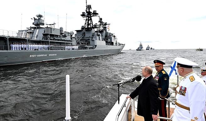 Путин поздравил военных моряков с праздником (фото с сайта kremlin.ru)
