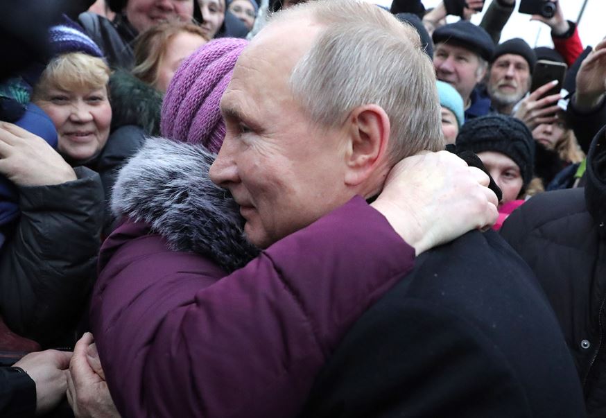 Путин обнял пенсионерку (иллюстрация из открытых источников)