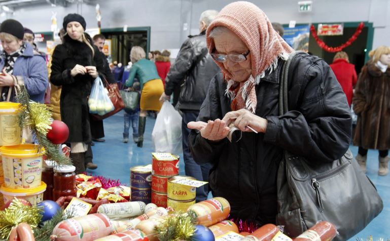 Когда купить еды - проблема (иллюстрация – фото Эдуарда Корниенко. Reuters)