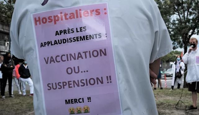 Знак против обязательной вакцинации лиц, ухаживающих за больными, во время митинга в Бордо (Жиронда) в начале августа. Фото ФИЛИПП ЛОПЕС. AFP