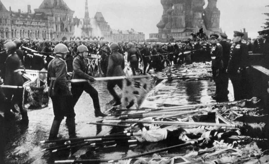 Сброс немецких штандартов и знамён к Мавзолею Ленина во время парада Победы 24 июня 1945 года в Москве на Красной площади.