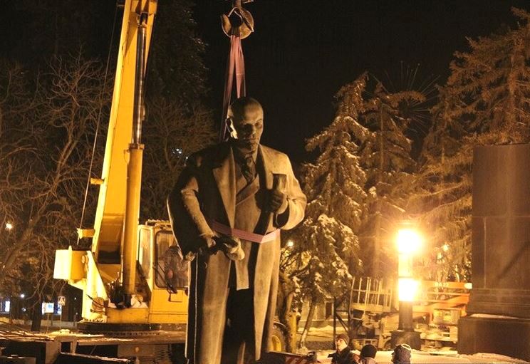 Демонтаж памятника Ленину в Белгороде (иллюстрация - фото Владислава Мальцева)