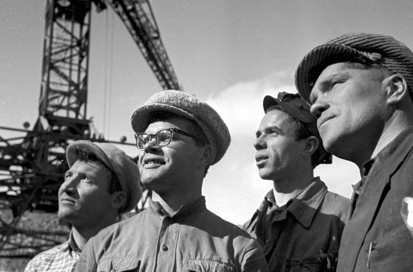 Инженеры и рабочие СССР (иллюстрация из открытых источников)
