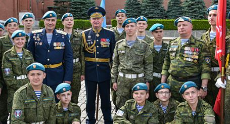 Командующий ВДВ России Андрей Сердюков (в центре) Фото: MOD RUSSIA/GLOBALLOOKPRESS